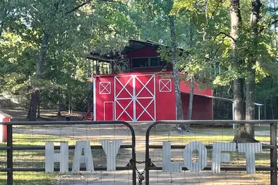 Image de Sleep in a Hayloft - Longview, Tx