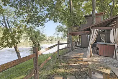 Image de Waterfront Cabin overlooking the Potomac River W/ Hot Tub, firepit, pavilion