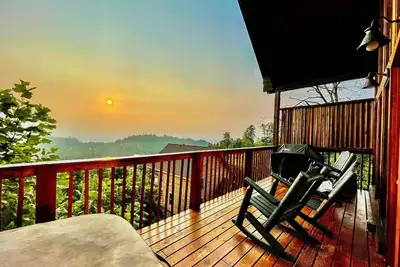 Image de Breathtaking Smokies View -Top-rated - Cozy - Hot Tub - Grill - Arcade