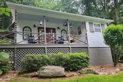 Image de Escape to Relax at Our 2br 2ba Classy Clayton Family Cottage 5min To Downtown