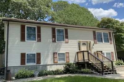 Image de Entire Residential Home — Close to Ri Beaches & Includes Neighborhood Beach