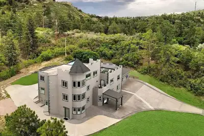 Image de Castle_10BR_12BD_8BA_Accessible_CamperParking_Shop_Golf