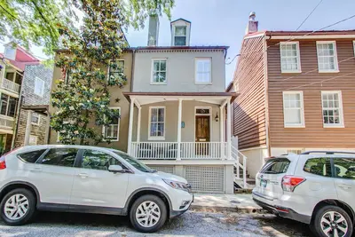 Image de Charming Romantic, or Navy Professional Historic Retreat—Steps to City Dock!