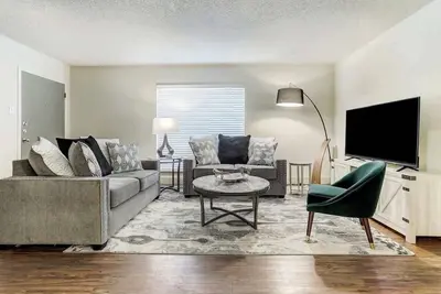 Image de Walking Distance to Galleria | November Perks