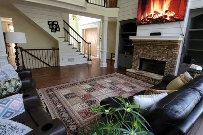 Image de Live in a mansion near the city, offering a resort-style setup.