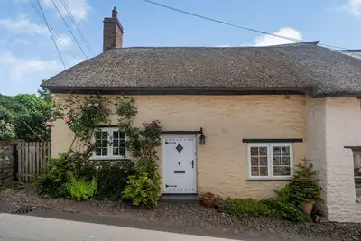 4 Bishops Cottages, pet friendly, with a garden in Wootton Courtenay