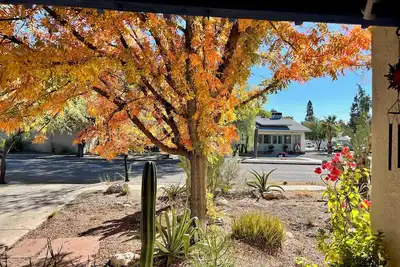 Image de ⁜ ⁜  2 Blocks to Ua! Historic House With Hot Tub ⁜ ⁜