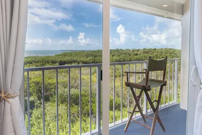 Image de 2402 Ocean Pointe - 2 bedroom condo upgraded with clean lines and coastal colors