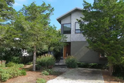 Image de Walk to Pristine Beaches, Lake Lily, Lighthouse, and State Park Nature Trails. Sophisticated coastal living with a great location.