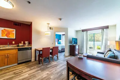 Phoenix 1bd Queen Economy