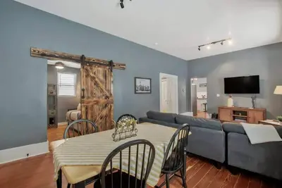 Image de Rustic Retreat - Cute and Cozy! King! Centrally located