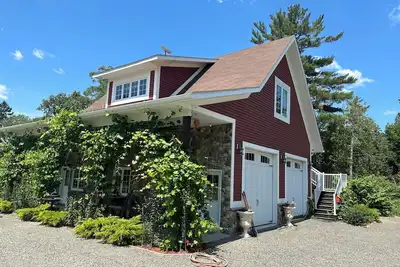 Image de Carriage House on 9. 5 Acres. Sit at the ocean or enjoy the waterfalls - Luxury