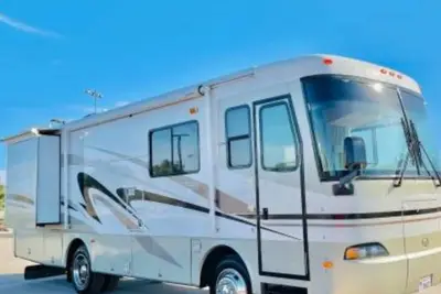 Image de Beautiful stationary Rv near Superbowl Stadium