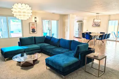 Image de Luxe Getaway 💕 Hot Tub & Outdoor Oasis 🌴