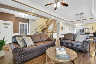 Image de 5 Star Upscale Entire Family Neighborhood Home