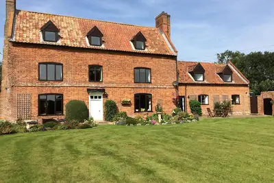 Image de Dairy Cottage, Norfolk - 17th Century Self-Contained Cottage, Beautiful Garden