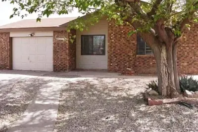 Image de Fully furnished, fun, 3 bedroom home!