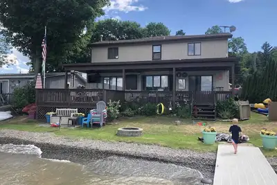 Image de Updated Year Round Lake House