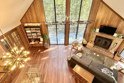 Image de Newly-Updated + Retro-Style Cabin + For People w/Dogs + Fireplace + Woods + Cool