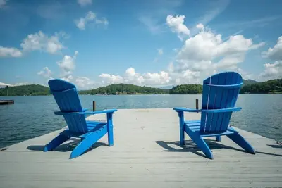 Image de Crane Lakehouse by Chatuge Home Concierge <br>Fire pit, hot tub, private dock, boat slip