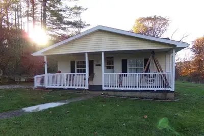 Image de Golden Moose Cottage with hot tub