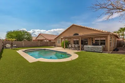 Image de 4br Home w/ Heated Pool | Prime Location