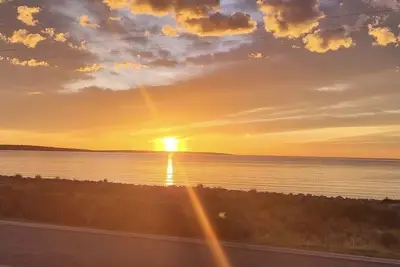 Image de Beautiful private beachfront home overlooking the stunning Boston Bay and Pl