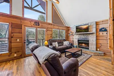 Image de Family Friendly Cabin HotTub, Games Minutes to Dollywood & Parkway. 2queen 1king