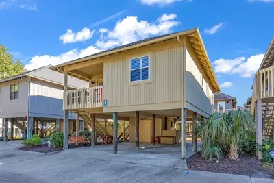 Image de Private Seaside Cottage. Pool Access, Balcony, Outdoor Bar, Short Walk To Beach!