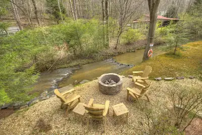 Image de Blue Ridge Cabin 5 Minutes from Marina & Town. No pet fee!