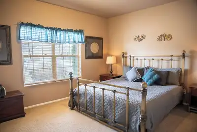 Image de Comfy 2 bedroom 1 bath, living room, mini kitchen with 70\" smart Tv & Grill