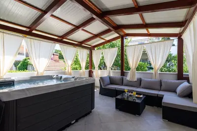 Image de Appartement de deux chambres prés de la plage Arbanija, Ciovo (A-16762-a)