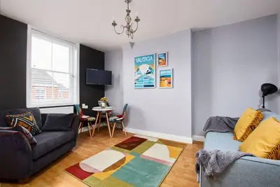 Stylish Apt. Near Airport, Fast Wifi, Gym Pass