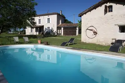Image de Two houses + swimming pool and breathtaking view of Lauzerte