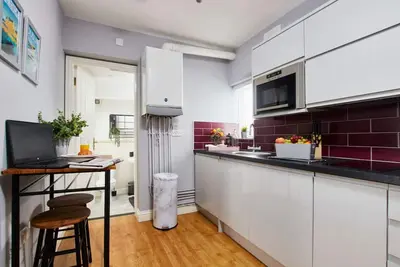 Modern Apt:Close 2 Ema, gym/pool access fast Wi-Fi