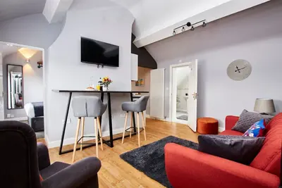 Ema Apt. Spacious & Stylish, Health Club Access
