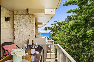 Image de Spacious, open-living concept with garden view