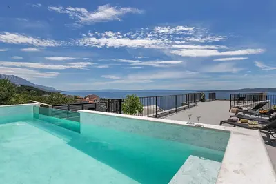 Image de Villa Beyond Blue - villa moderne avec vue imprenable sur la mer et piscine pouvant accueillir jusqu'à six personnes
