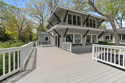 Image de Serene lakefront house with expansive deck and pier