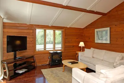 Image de Located on a Waterfront Golf Resort