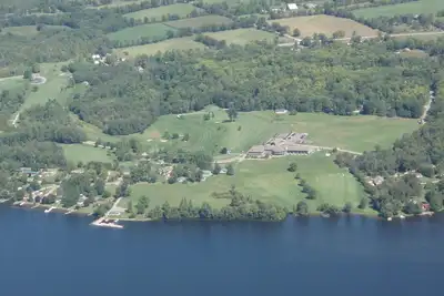 Image de Located on a Waterfront Golf Resort