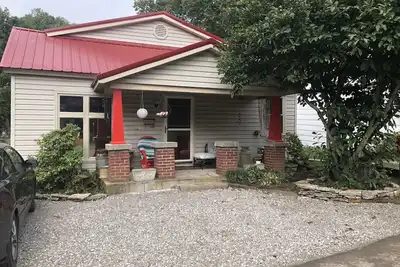 Image de Red roof bungalow minutes from Keeneland race course bourbon trail. Hot tub