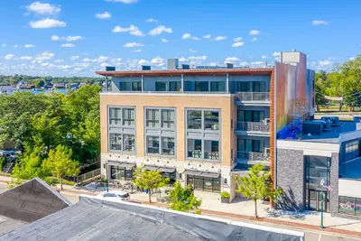 Image de Luxury Downtown Apartment, 2-Bed 2-Bath with Balcony Overlooking the River!