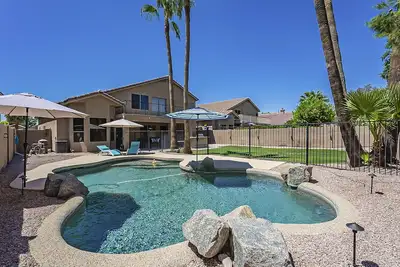 Image de Moore House ~ Downtown Gilbert w/ Pool & Yard Games