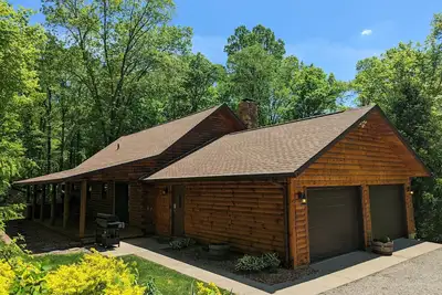 Image de La Bellota Cabin - Secluded, Hot Tub, Sauna, Game Room, Massage Chair