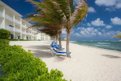 Image de Right on the Beach! Ground Floor 2bd/2ba Condo at Castaways Cove in the East End