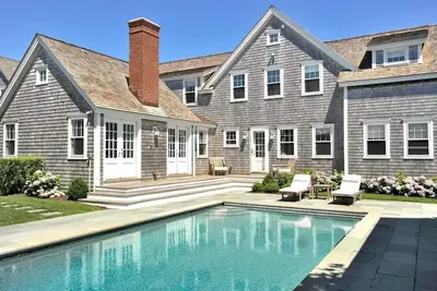 Image de Luxury Cliff Rd Home: Pool, Walk to Town & Beach