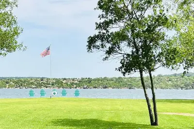 Image de Escape to waterfront acreage at Pk. . .