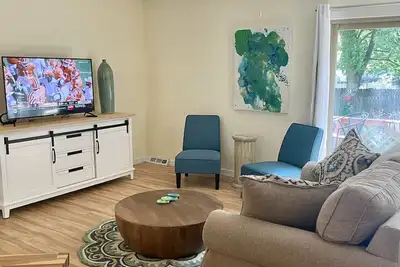 Image de Cheerful mid-town home close to Bass Pro, shopping and local eateries.