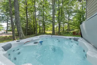 Image de Cozy Chalet by Lake & Slopes w/ Dock & Fire Pit